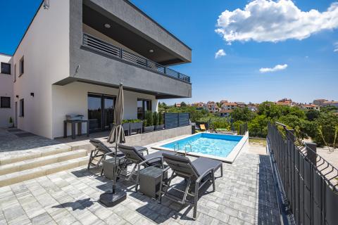 Istrien, Medulin – Luxusvilla mit drei Apartments, 200 m vom Strand – Meerblick