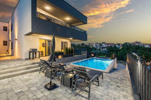 Istrien, Medulin – Luxusvilla mit drei Apartments, 200 m vom Strand – Meerblick