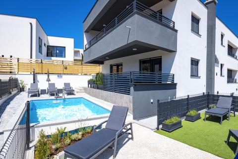 Istrien, Medulin – Luxusvilla mit drei Apartments, 200 m vom Strand – Meerblick