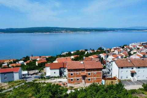 Crikvenica- građevinsko zemljište sa idejnim projektom za obiteljsku kuću ( P+1 ) sa bazenom