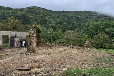 Istra, Cunjci - građeinski teren i ruševna kuća u nizu sa imanjem 