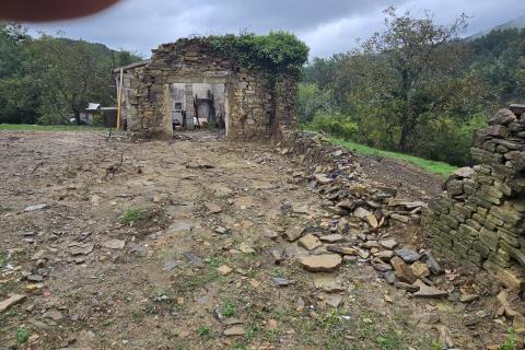 Istra, Cunjci - građeinski teren i ruševna kuća u nizu sa imanjem 