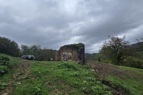 Istra, Cunjci - građeinski teren i ruševna kuća u nizu sa imanjem 