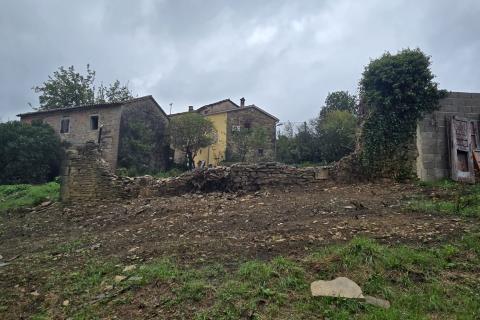 Istra, Cunjci - građeinski teren i ruševna kuća u nizu sa imanjem 