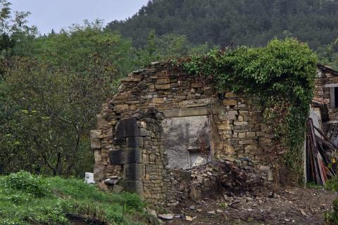 Istra, Cunjci - građeinski teren i ruševna kuća u nizu sa imanjem 