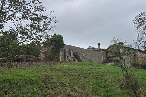 Istra, Cunjci - građeinski teren i ruševna kuća u nizu sa imanjem 