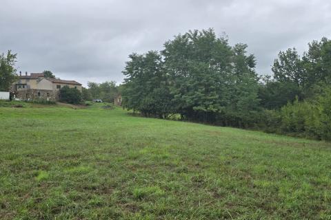 Istra, Cunjci - građeinski teren i ruševna kuća u nizu sa imanjem 