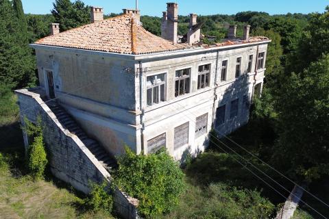 Istra, Kujići – Povijesna zgrada s velikim investicijskim potencijalom