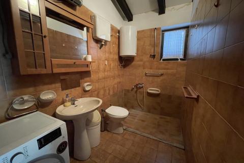 Novi Vinodolski, Bribir &ndash; house with 2 apartments and land