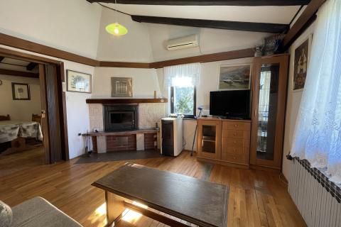 Novi Vinodolski, Bribir &ndash; house with 2 apartments and land