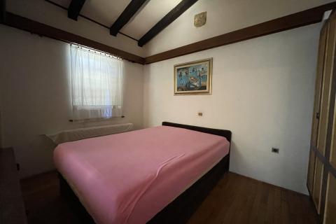 Novi Vinodolski, Bribir &ndash; house with 2 apartments and land