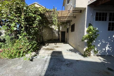 Novi Vinodolski, Bribir &ndash; house with 2 apartments and land