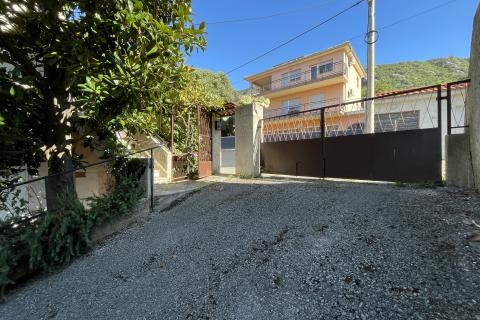 Novi Vinodolski, Bribir &ndash; house with 2 apartments and land