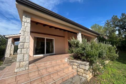 Poreč, okolica, samostojeća kuća sa bazenom i studio apartmanom