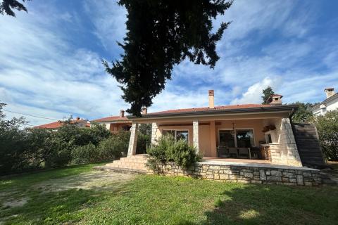 Poreč, okolica, samostojeća kuća sa bazenom i studio apartmanom