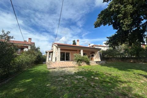 Poreč, okolica, samostojeća kuća sa bazenom i studio apartmanom