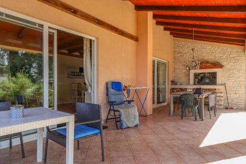 Poreč, okolica, samostojeća kuća sa bazenom i studio apartmanom