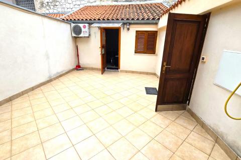 Istra, Rovinj, centar, mirna ulica, dva stana+vlastito dvorište