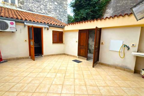 Istra, Rovinj, centar, mirna ulica, dva stana+vlastito dvorište