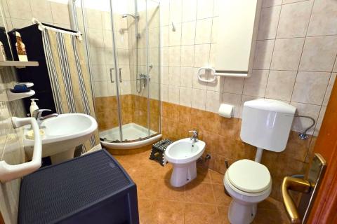 Istra, Rovinj, centar, mirna ulica, dva stana+vlastito dvorište