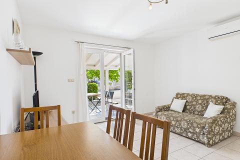 Krk, Njivice – Haus mit Aussicht und 2 Apartments