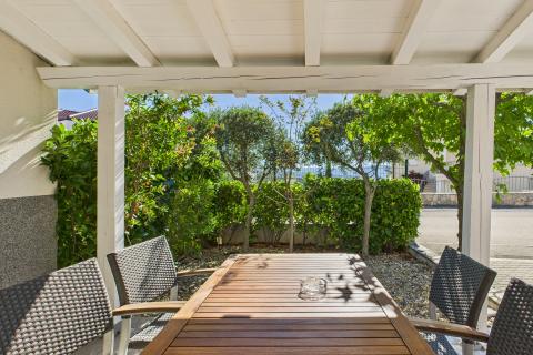 Krk, Njivice – Haus mit Aussicht und 2 Apartments