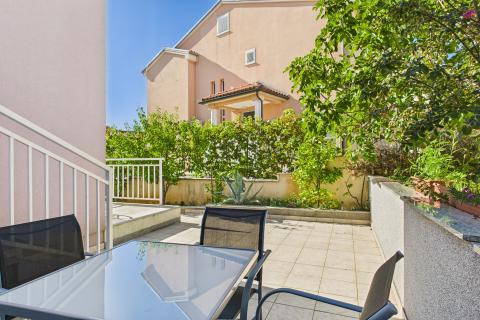 Krk, Njivice – Haus mit Aussicht und 2 Apartments