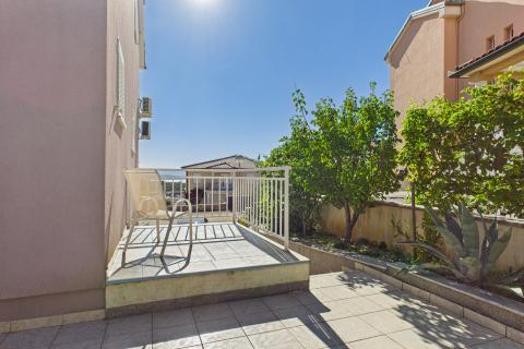 Krk, Njivice – Haus mit Aussicht und 2 Apartments