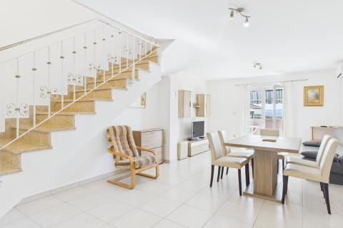 Krk, Njivice – Haus mit Aussicht und 2 Apartments