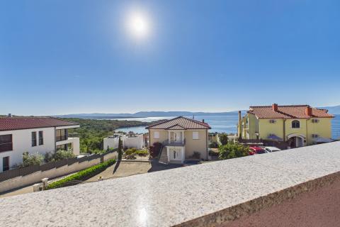 Krk, Njivice – Haus mit Aussicht und 2 Apartments