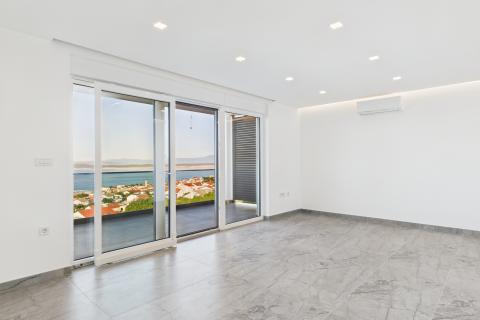 Crikvenica – novogradnja s pogledom, terasa i parking