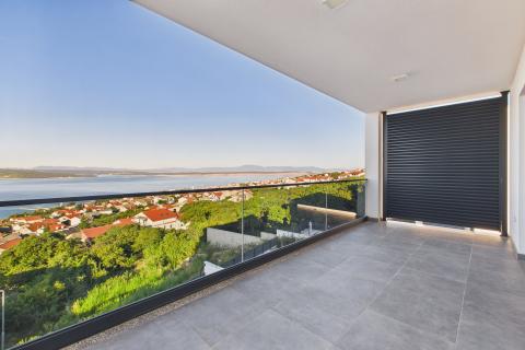 Crikvenica – novogradnja s pogledom, terasa i parking