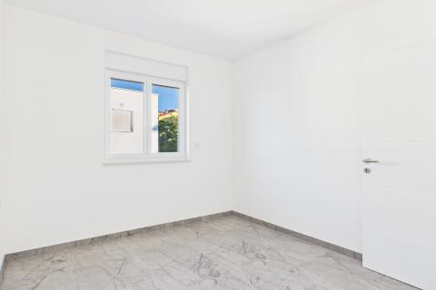 Crikvenica – novogradnja s pogledom, terasa i parking