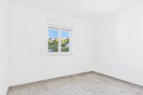 Crikvenica – novogradnja s pogledom, terasa i parking