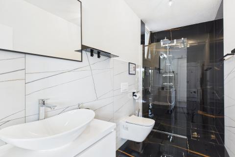 Istrien, Medulin – Luxusvilla mit drei Apartments, 200 m vom Strand – Meerblick