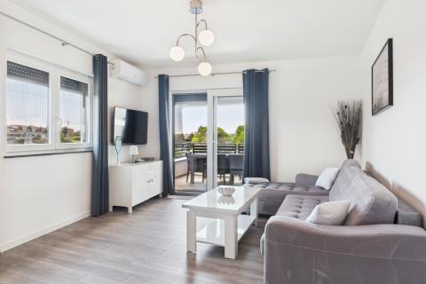 Istrien, Medulin – Luxusvilla mit drei Apartments, 200 m vom Strand – Meerblick