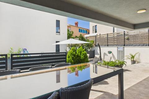 Istrien, Medulin – Luxusvilla mit drei Apartments, 200 m vom Strand – Meerblick