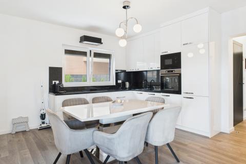 Istrien, Medulin – Luxusvilla mit drei Apartments, 200 m vom Strand – Meerblick