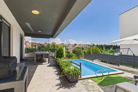 Istrien, Medulin – Luxusvilla mit drei Apartments, 200 m vom Strand – Meerblick