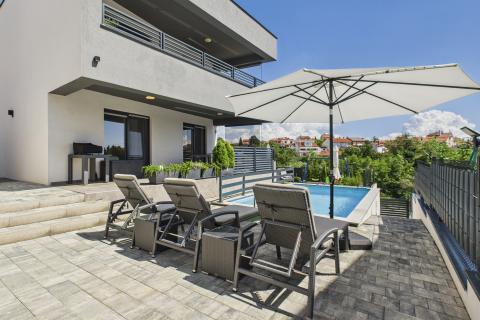 Istrien, Medulin – Luxusvilla mit drei Apartments, 200 m vom Strand – Meerblick