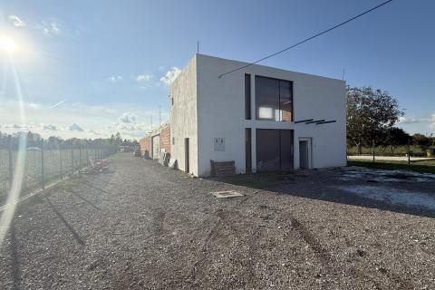 Rugvica, Proizvodna hala s prodajnim prostorom i skladištem