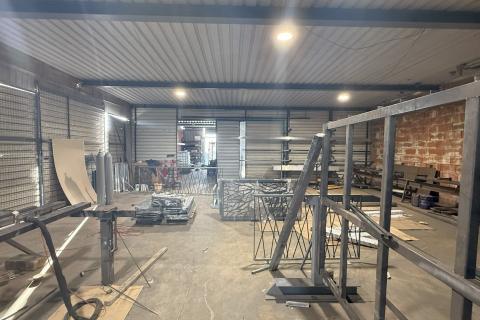 Rugvica, Proizvodna hala s prodajnim prostorom i skladištem