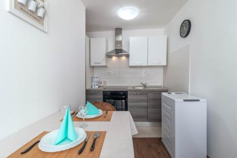 Karlobag – stan prva vrsta do morja, pogled in center