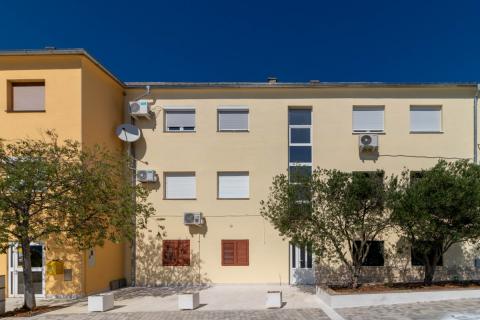 Karlobag – stan prva vrsta do morja, pogled in center