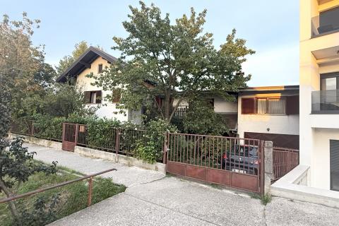 Zagreb, Kustošija, Etažirana kuća sa tri stana