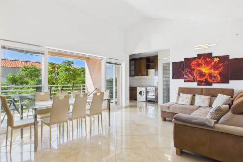 Novi Vinodolski- stan 2.red od mora sa jacuzzijem