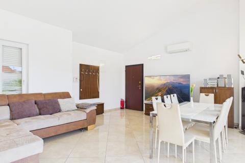 Novi Vinodolski- stan 2.red od mora sa jacuzzijem