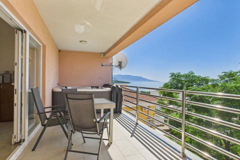 Novi Vinodolski- stan 2.red od mora sa jacuzzijem