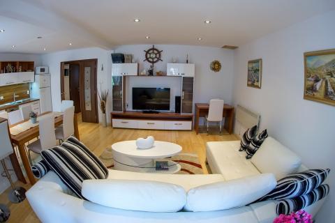 KARLOBAG-kuća s ugostiteljskim objektom i dva stana