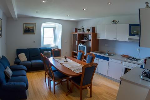 KARLOBAG-kuća s ugostiteljskim objektom i dva stana